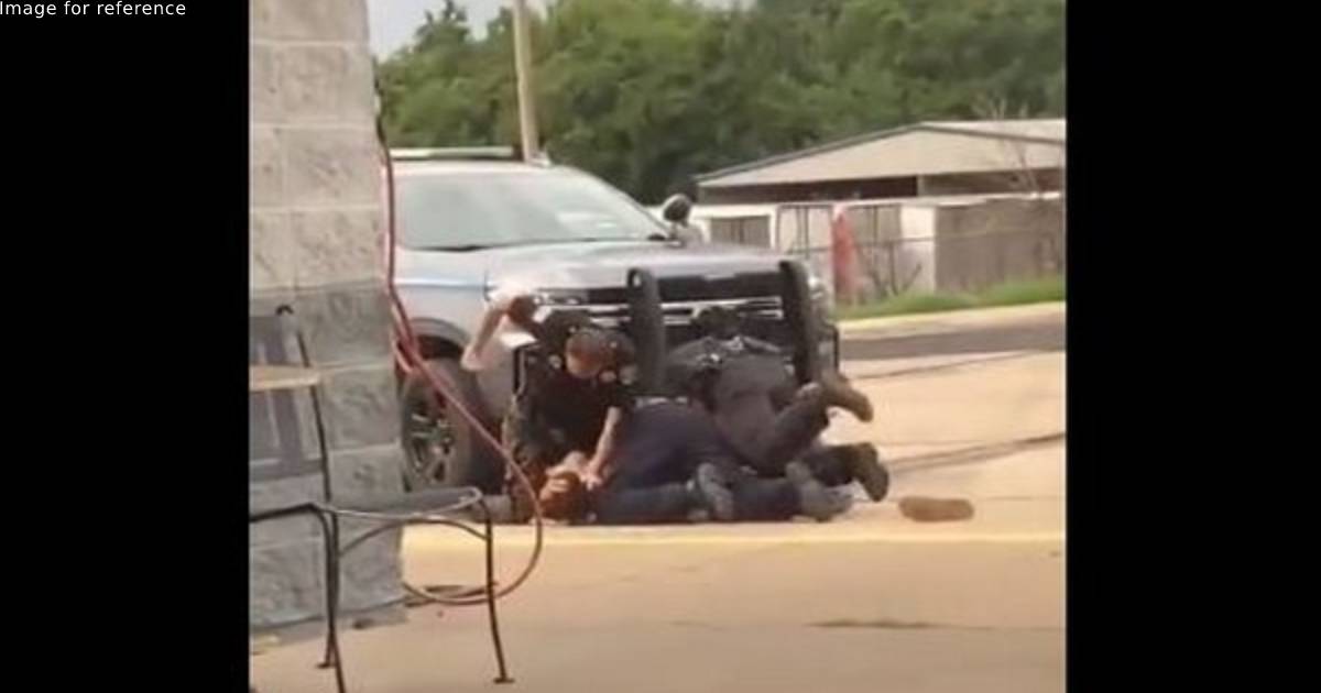 US: Police officers in Arkansas suspended after use of force during arrest